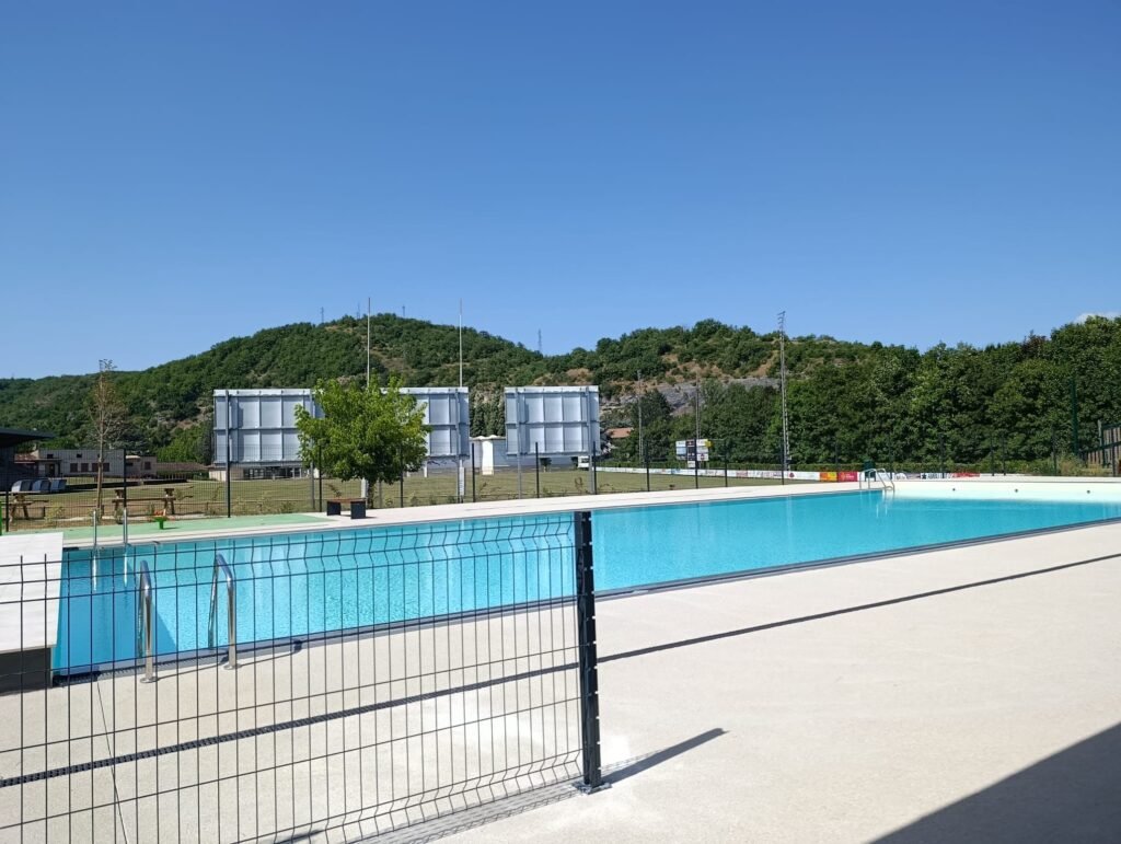 piscine publique près du gîte la tour du rocher