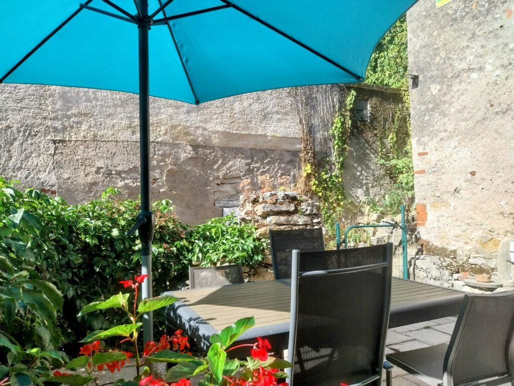 tour du rocher gite table jardin