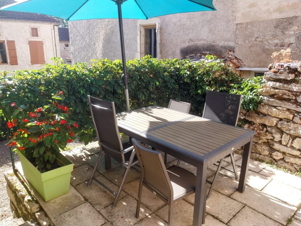 20250824_174249-EDIT tourdurocher gite terrasse sous le soleil