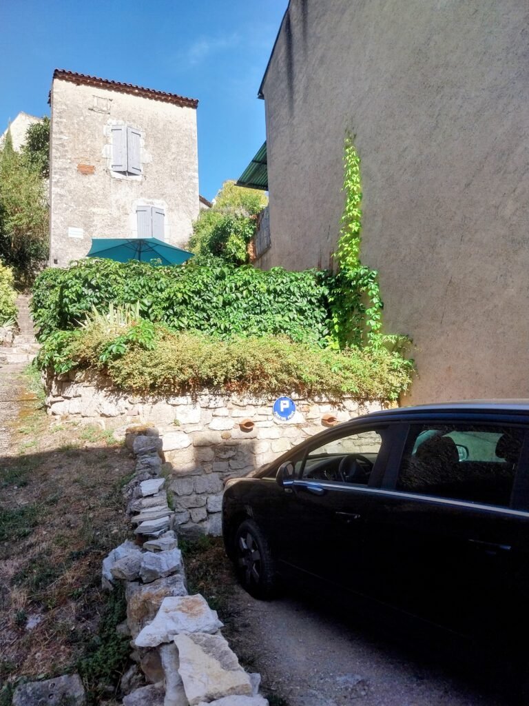 20250824_174356-EDIT tourdurocher gite parking gratuit