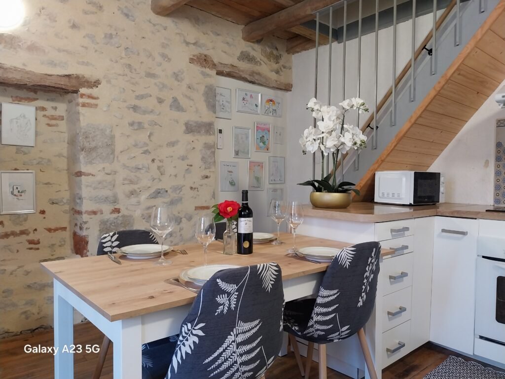 20260315_124350 tourdurocher gite cuisine couvert table
