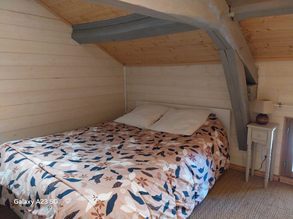 20260315_131159 tourdurocher gite chambre sous le toit