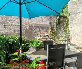 tour du rocher gite table jardin