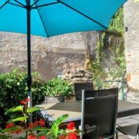 tourdurocher gite table jardin