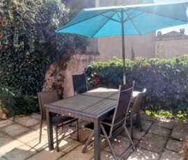 tour du rocher gite terrasse ombragée