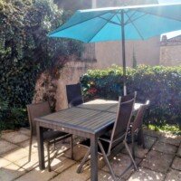 tour du rocher gite terrasse ombragée