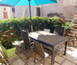 tour du rocher gite terrasse sous le soleil