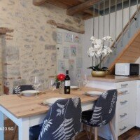 tour du rocher gite cuisine couvert table